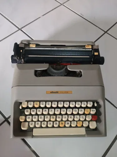 Máquina de escrever olliveti