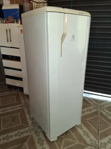 Geladeira Electrolux gelo seco frostfree ótima