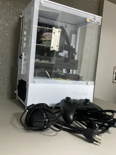 Pc gamer com acessórios e cabos