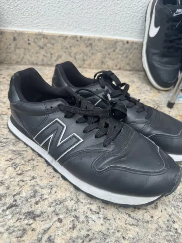 Tênis New Balance 500 V2 modelo casual de couro