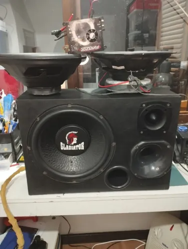 ? KIT SOM AUTOMOTIVO - 2 SUBWOOFERS + MÓDULO + CAIXA TRIO + Radio Pioneer MVH-98UB