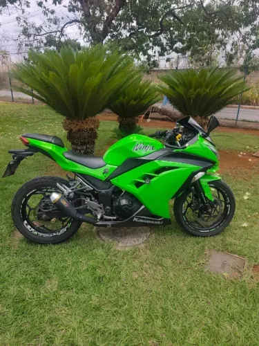 Vendo Kawasaki Ninja 300 2013/2013, extremamente nova