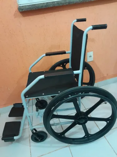 Cadeira de rodas cinza em 05x no cartão.