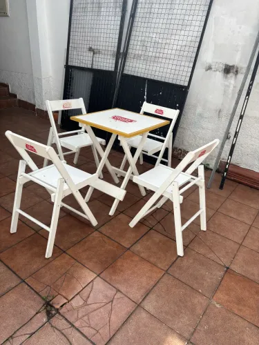 Cadeiras e mesa de restaurante