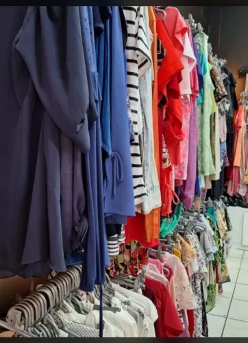 Lote de 100 peças de roupas por R$150,00 para desapegar