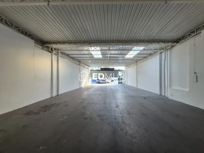 GALPÃO para ALUGUEL com 300m² no bairro Parque Novo Oratório com 0 quartos e 0 vagas. Sant