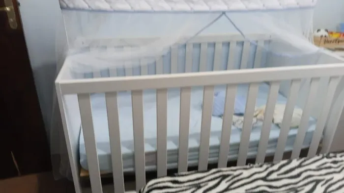 Berço infantil branco, praticamente novo, usado apenas uma vez COM COLCHÃO