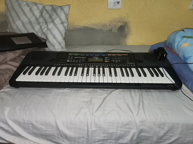 Teclado Yamaha PSR-E253 + Suporte para partitura + Manual de instruções