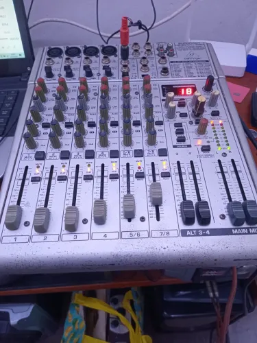 Mesa de som behringer 8 canais