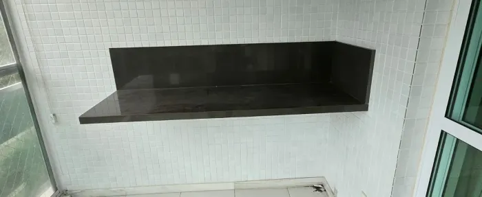 Bancada em granito café com rodopia