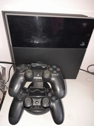 Playstation IV em ótimo estado!!!