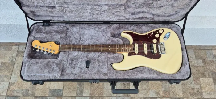 Guitarra Fender Stratocaster American Elite HSS com CASE