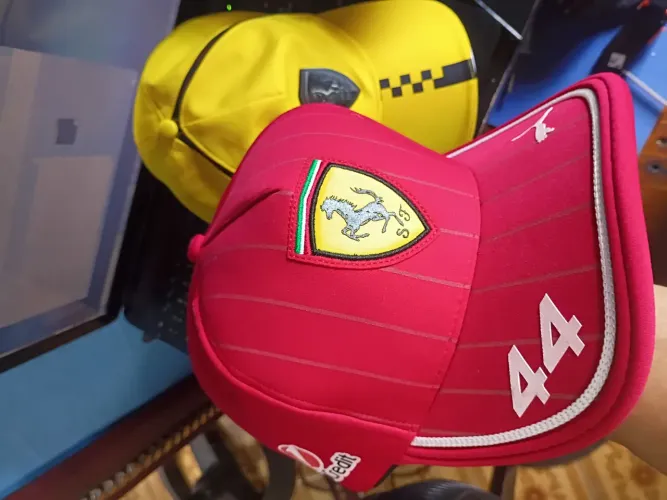 Boné ferrari