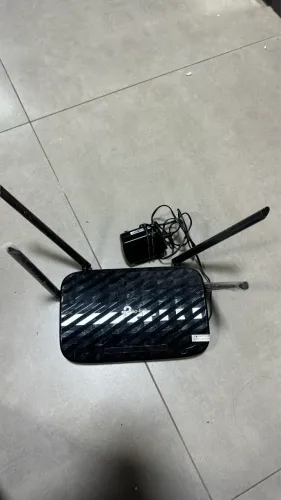 Modem internet e roteador Wi-Fi