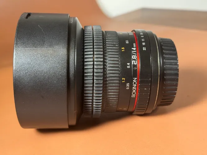 Rokinon 14mm f2.8 EF com engrenagens Tilta