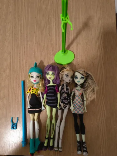 Lote de 4 bonecas Monster High mais 2 suportes (Não aceito ofertas)