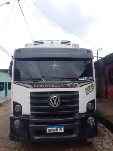 Vendo um caminhão com baú frigorífico  apenas  240 mil