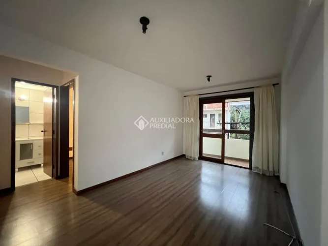 Apartamento de 1 dormitório reformado com sacada e excelente iluminação natural no Centro
