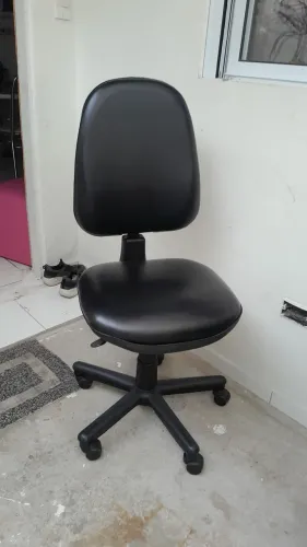 Cadeira de escritório,  com regulagem , de acento  e  encosto!!