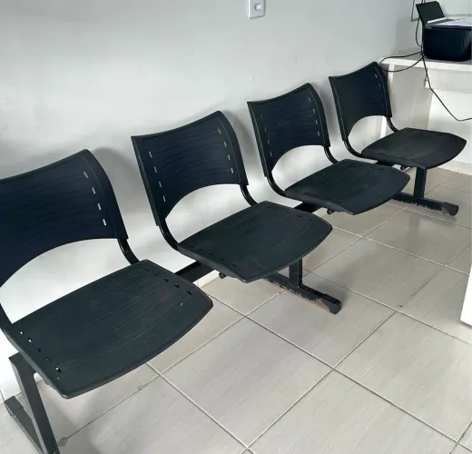 Longarina 4 Lugares Preta - Cadeira de Espera para Clínica/Escritório