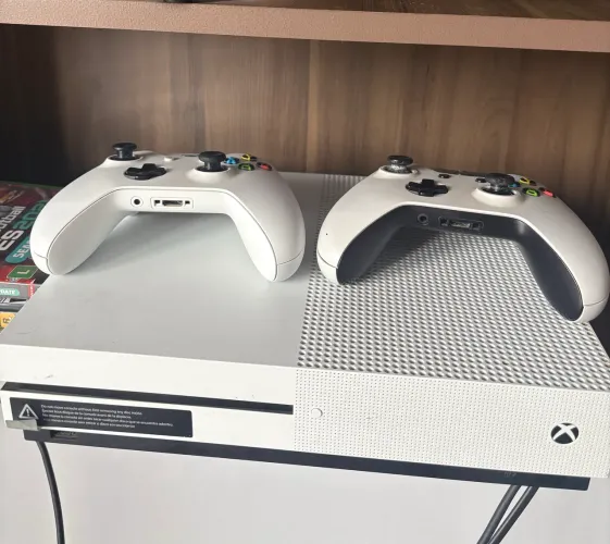 Xbox One S Branco 1T, Dois controles, Quatro jogos