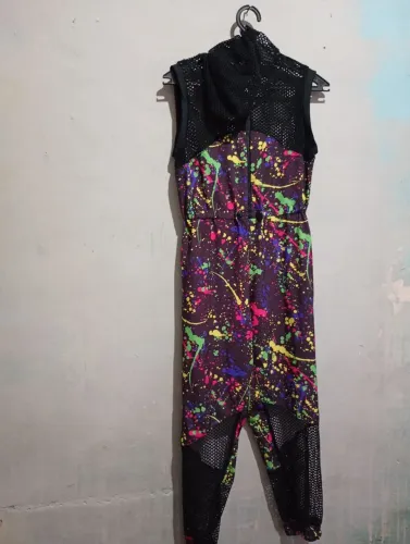 Roupa respingos tinta , possui capuz .