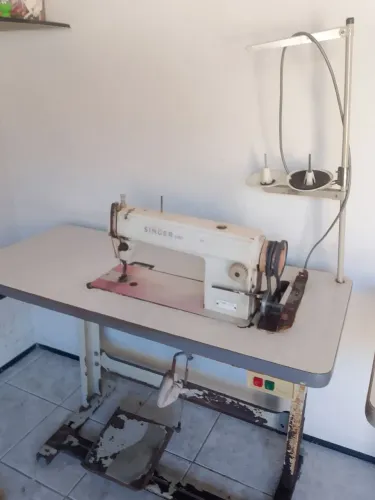Máquinas de custura, 2 reta e 1 overloque, as 3 saiem por 2600, cada uma sai por 1000
