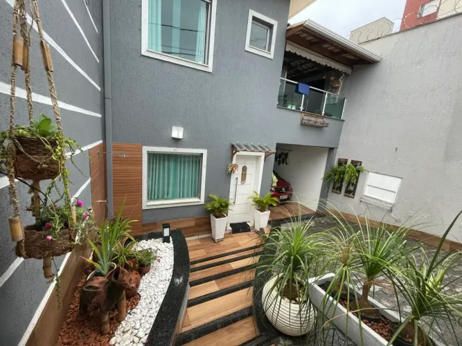 Linda casa geminada no bairro Serrano