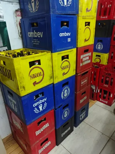 Engradados de cervejas com garrafas