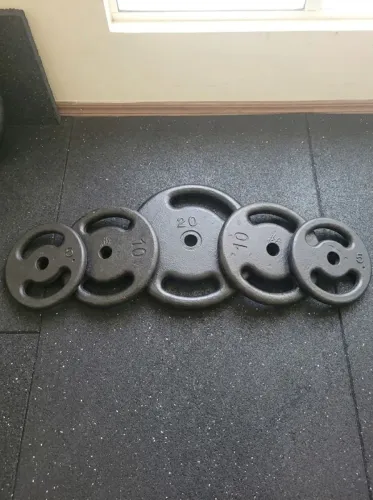 Kit 50kg Anilhas Ferro Fundido 30mm (1x 20kg, 2x 10kg, 2x 5kg)