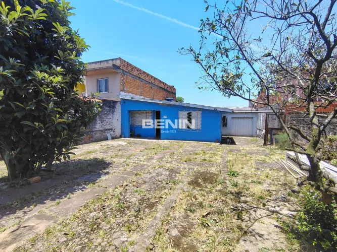 Casa térrea, 02 dormitórios, garagem coberta e amplo pátio e depósito nos fundos. Casa tér