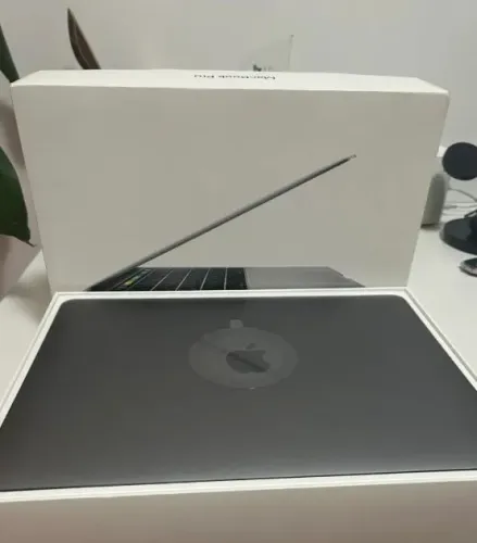 MacBook Pro 13" Retina (A1706) - Core i5 / 8GB RAM / SSD 500GB / Touch Bar - Impecável!