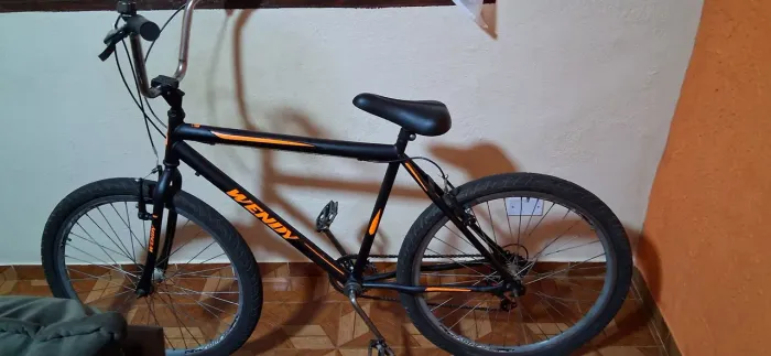 Bike aro 26, de marcha traseira, elegante e com algumas peças novas para conforto e beleza