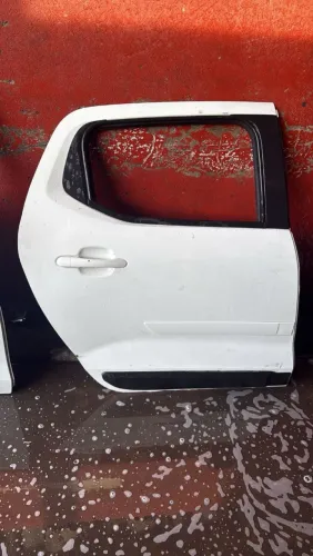 Porta traseira direita Fiat Strada nova 2020 a 2025 com moldura original