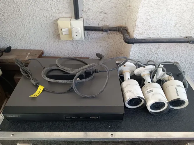 Vendo DVR Hikvision DS-7204HQHI-F1/N Turbo HD 4 Canais 1080P com 3 câmeras hikvision. Leia