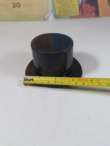 Cinzeiro de plástico em formato de chapéu 