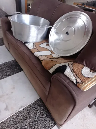 Panela Enorme, capacidade para até 70 litros. 1,3cm de espessura no alumínio batido