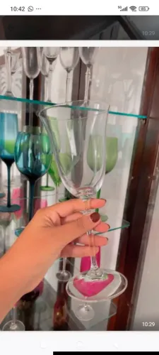 Cristaleira com taças de cristal