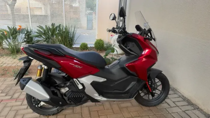 Honda ADV 160 2025/2026 - Menos de 5.000 km