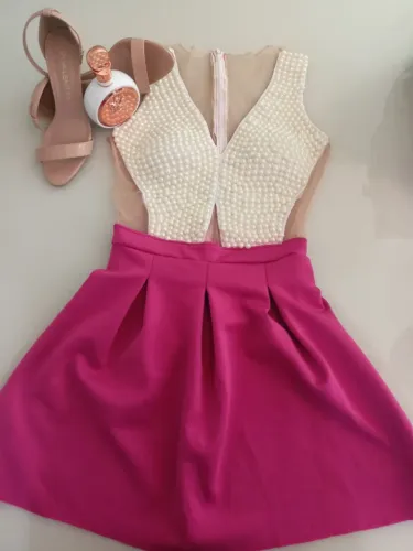 Vestido de festa com aplicação de pérolas saia pink