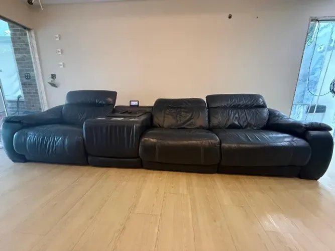 Sofá Cinema Reclinável Elétrico - Couro Legítimo - 3 Lugares com Console