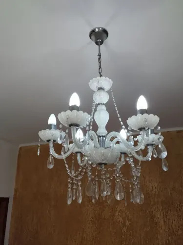 Lustre candelabro branco com 6 braços 