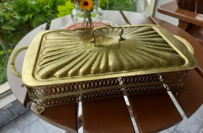 Suporte para travessa antiga em metal dourado fenestrado 41cm x 22cm