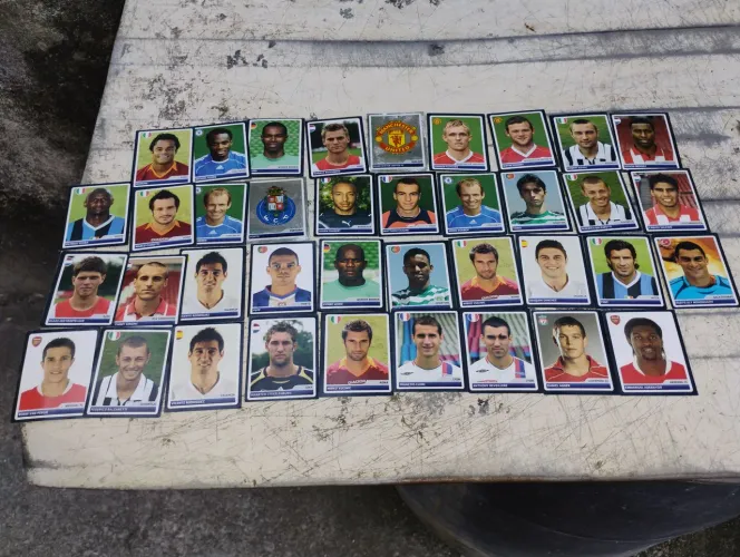 Vendo uma coleção de figurinhas de jogadores de futebol