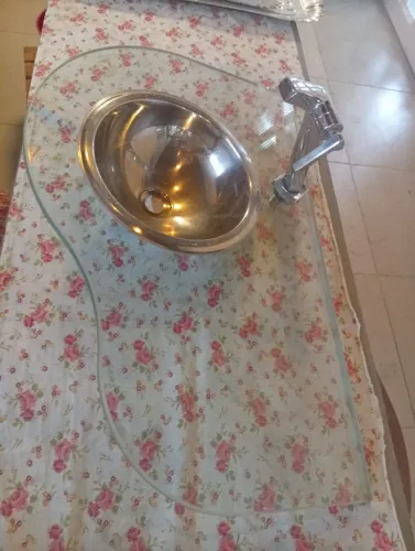 pia de banheiro de 0,70 cm x 0,45 cm mm,  vidro 12mm, com cuba Tramontina e torneira docol