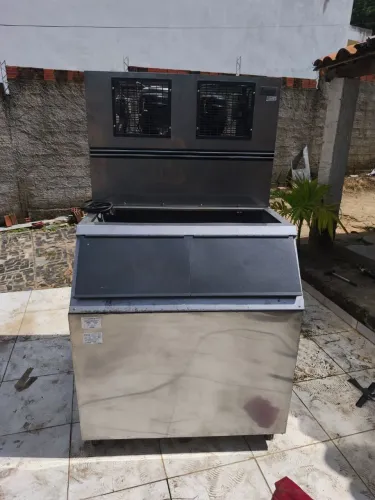 Maquina de gelo everest 150 kilos com reservatorio de 250 kilos pra duas maquinas
