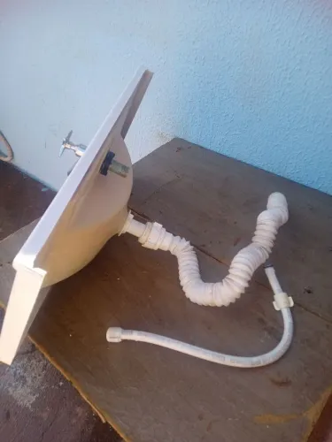 Vendo pia para banheiro com torneira...