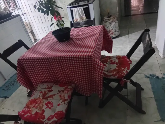 Mesa com 4 cadeiras
