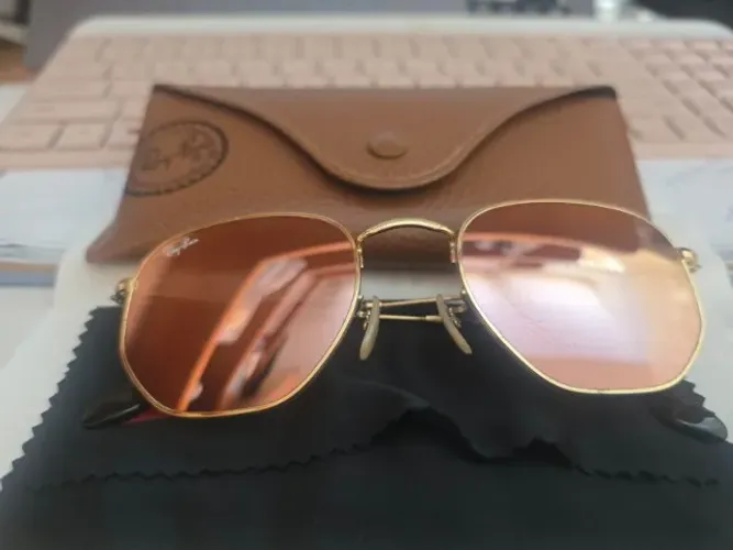 Óculos Rayban hexagonal com lente espelhada rosa