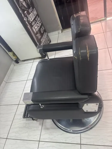 Cadeira de barbeiro e bancada